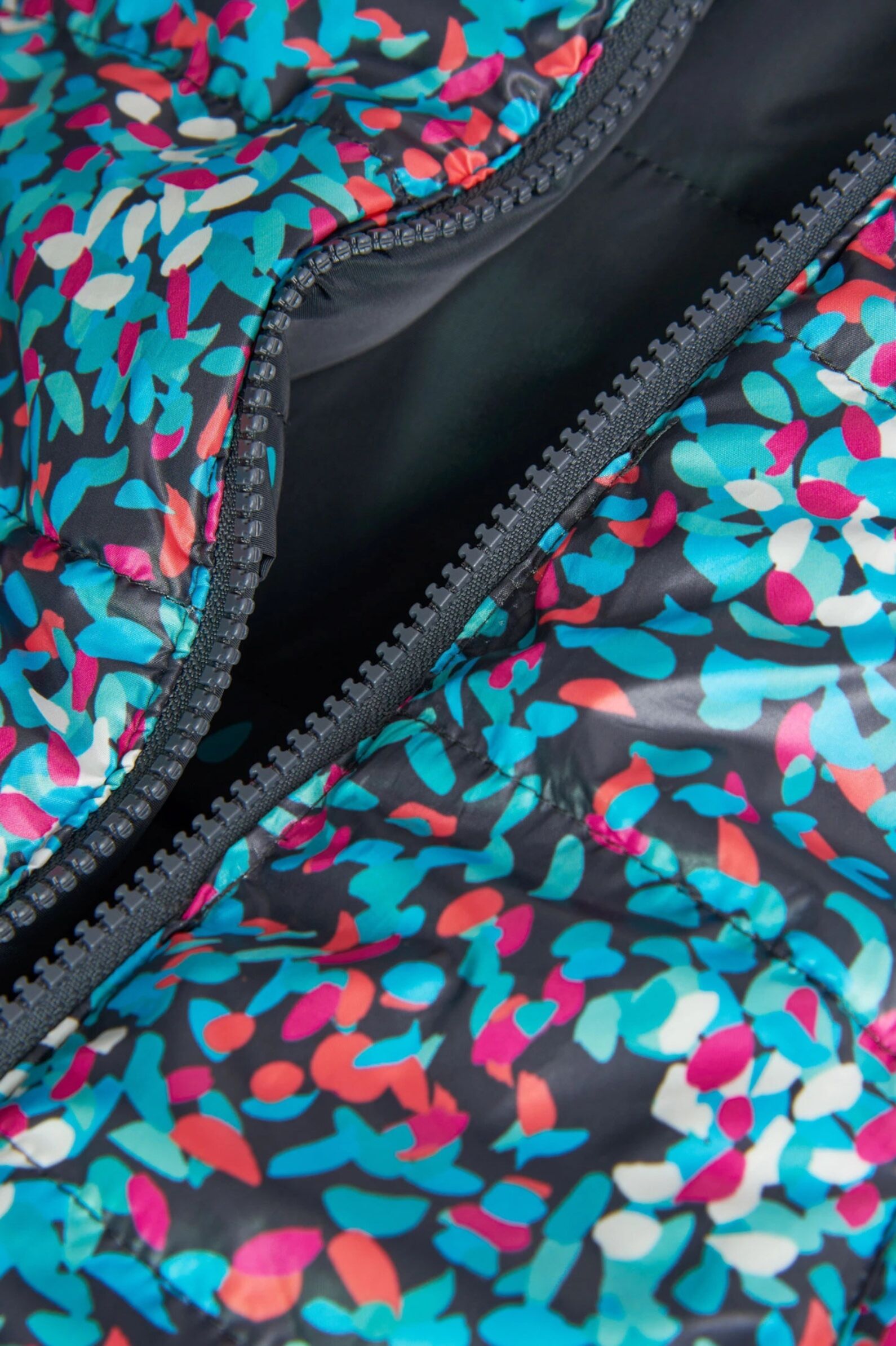 Куртка дев. АРТ.229182,чер-мул,пэ/пэ